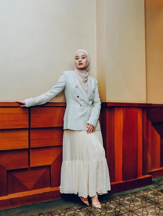 Dinda Hauw tampak elegan dengan padu padan blazer warna biru pastel dengan rok putih dan hijab warna krem. [Instagram/dindahw]