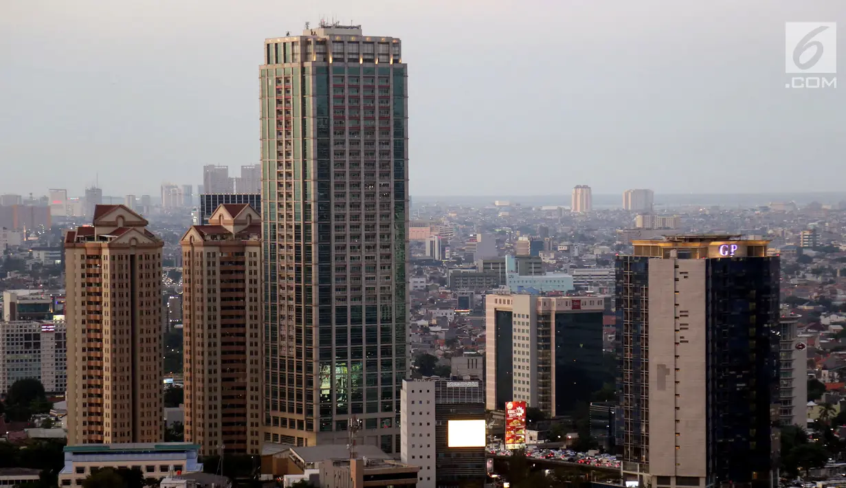 Foto landscape gedung bertingkat di Jakarta, Jumat (24/2). Harga properti berpeluang naik hingga 5 persen pada 2018. (Liputan6.com/JohanTallo)