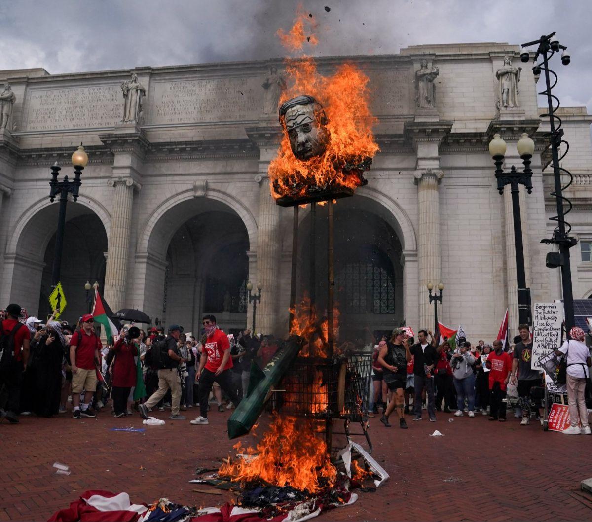 Api berkobar ketika pengunjuk rasa pro-Palestina membakar boneka PM Israel Benjamin Netanyahu di luar Union Station, dekat Gedung Capitol, Washington, Amerika Serikat, pada 24 Juli 2024. Pengunjuk rasa pro-Palestina memprotes kedatangan PM Israel Benjamin