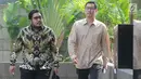 Direktur Utama PT. Samantaka Batubara James Rijanto (kanan) didampingi kuasa hukumnya bersiap untuk menjalani pemeriksaan di Gedung KPK, Jakarta, Jumat (17/5/2019). James diperiksa sebagai saksi dalam kasus suap PLTU Riau-1 yang menjerat Dirut PLN nonaktif Sofyan Basir. (merdeka.com/Dwi Narwoko)
