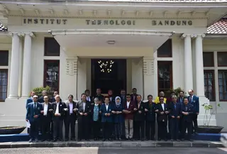 Majelis Rektor Perguruan Tinggi Negeri Indonesia memberikan pernyataan sikap terkait persatuan dan kesatuan di Gedung Rektorat Institut Teknologi Bandung (ITB), Sabtu (18/5/2019). (Dok. Humas ITB)
