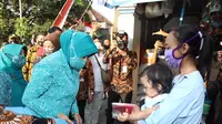 Ketum TP PKK Pusat Tri Tito Karnavian terjun langsung membagikan masker dan sembako kepada warga di Kabupaten Malang, Jawa Timur, Jumat (7/8/2020).  (Ist)