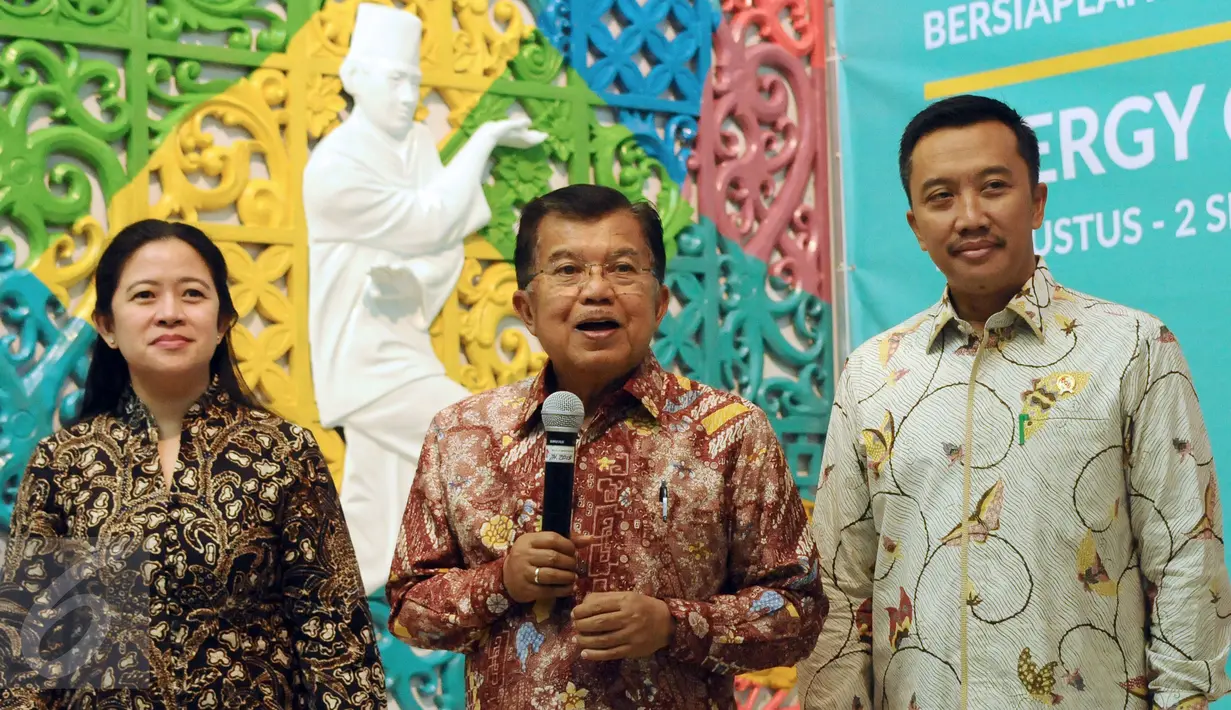 Wakil Presiden Jusuf Kalla (tengah) bersama Menpora Imam Nahrawi dan Menko PMK Puan Maharani menyimak pertanyaan usai melakukan rapat di Kemenpora, Jakarta, Rabu (15/3). Rapat membahas persiapan Asian Games 2018. (Liputan6.com/Helmi Fithriansyah)