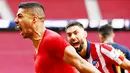 Striker Atletico Madrid, Luis Suarez, melakukan selebrasi usai mencetak gol ke gawang Osasuna pada laga Liga Spanyol di Stadion Wanda Metropolitano, Minggu (16/5/2021). Atletico Madrid menang dengan skor 2-1. (AFP/Gabriel Bouys)