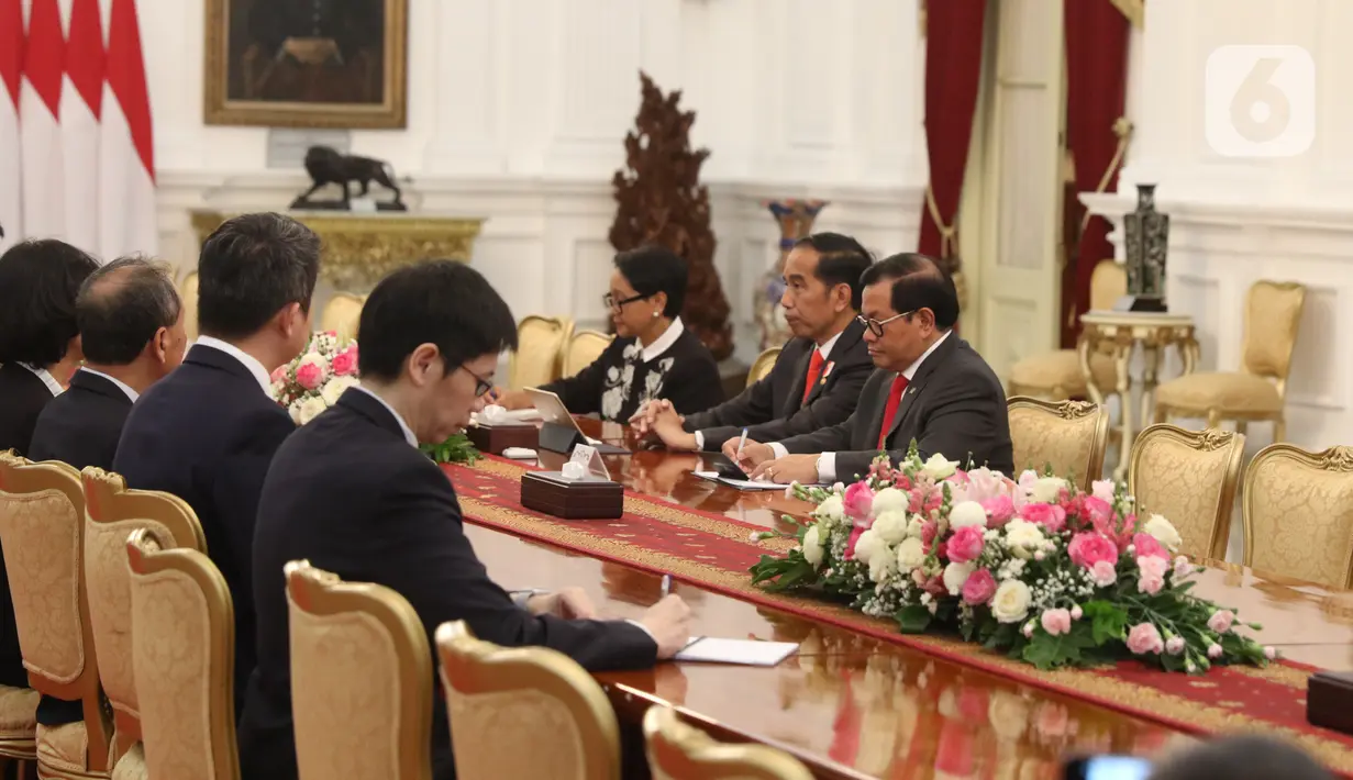 Presiden Joko Widodo (kanan tengah) saat menerima kunjungan ketua beserta anggota parlemen Singapura di Istana Merdeka, Jakarta, Rabu (20/11/2019). Rombongan parlemen Singapura dipimpin oleh Ketua Parlemen Singapura Tan Chuan-Jin. (Liputan6.com/Angga Yuniar)