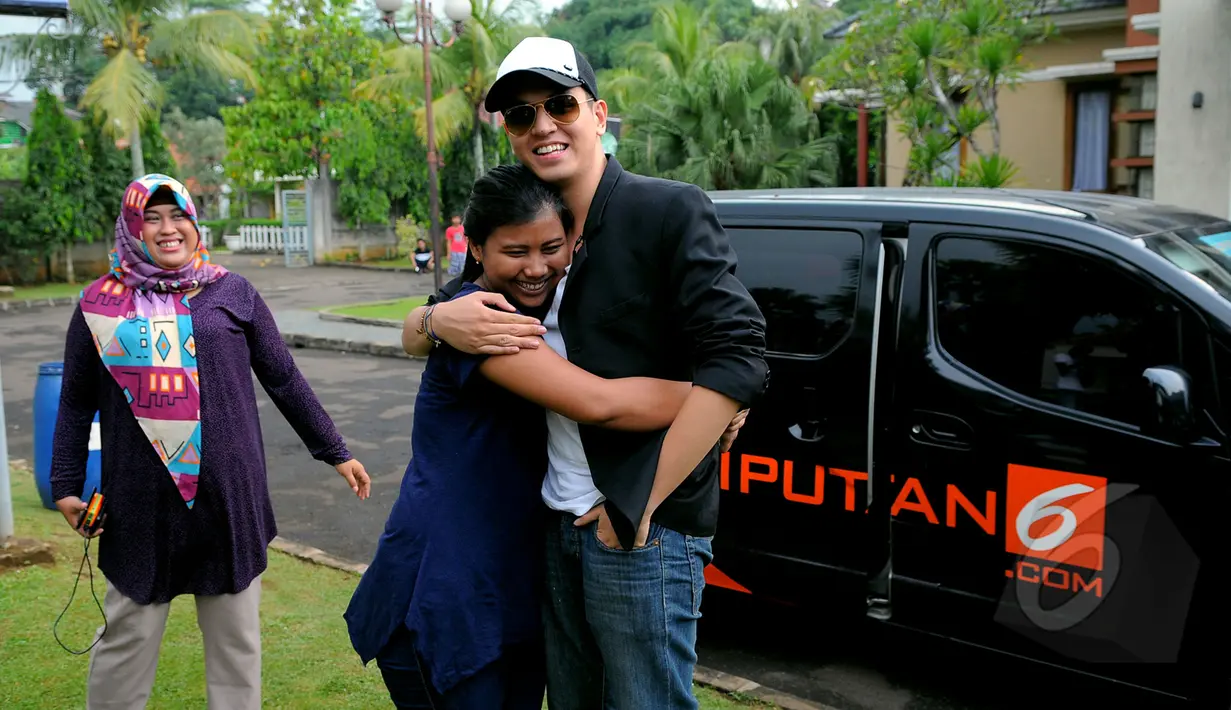 Salah satu fans terlihat sangat senang bertemu dengan Kevin Julio dalam program Ngedate Bareng Artis yang diselenggarakan oleh Liputan6.com, Jakarta, Rabu (1/4/2015). (Liputan6.com/Faisal R Syam)