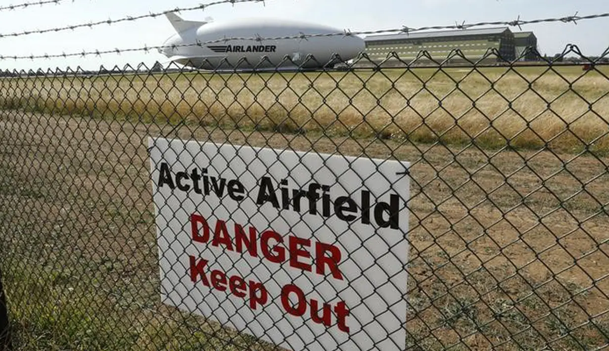 Pesawat Airlander 10 setelah gagal mendarat saat menjalani uji penerbangan kedua di Cardington Airfield, Inggris, Rabu (24/8). Pesawat yang diklaim terbesar di dunia itu rusak karena harus menukik tajam ketika melakukan pendaratan (REUTERS/Darren Staples)