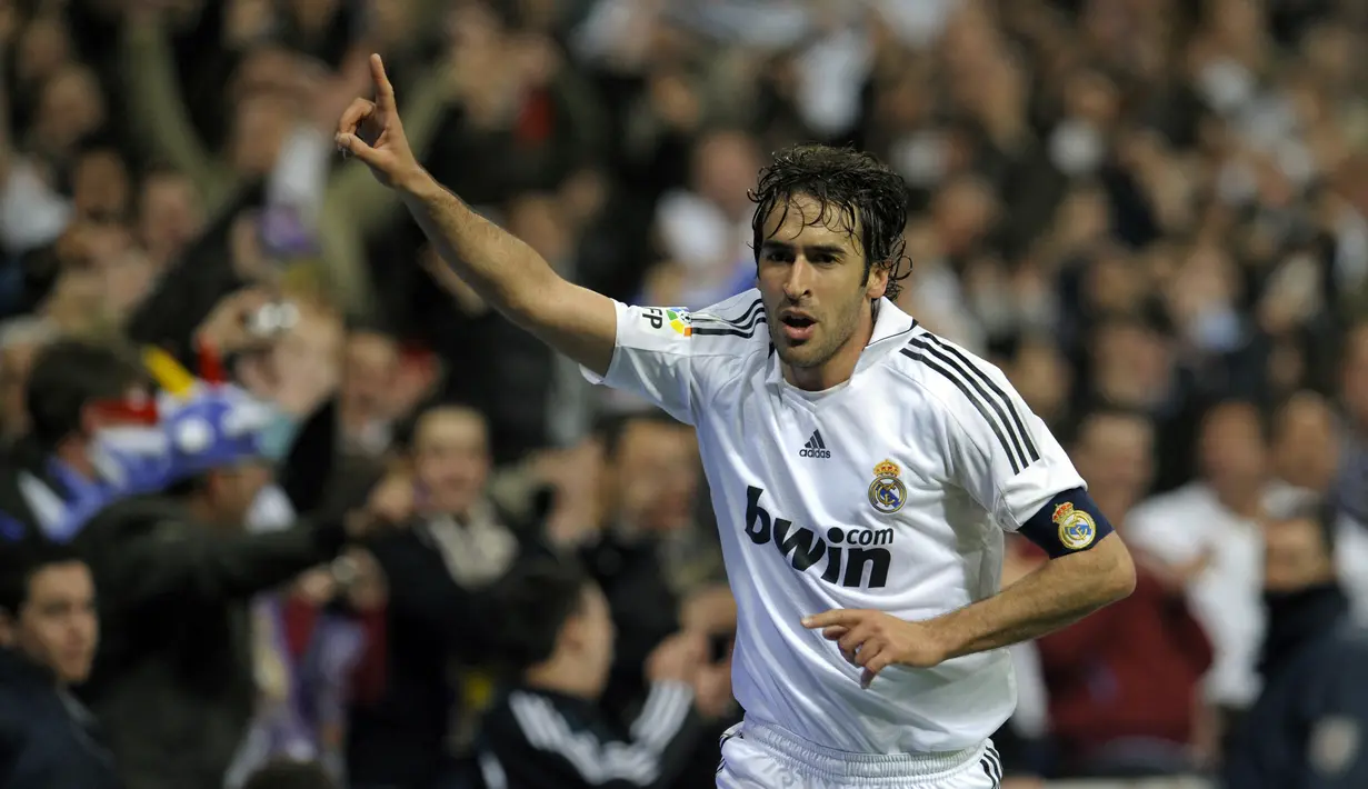 Raul Gonzalez. Sosok striker dengan loyalitas tinggi di Real Madrid dengan pengabdian selama 16 tahun. Berpeluang merebut Ballon d'Or pada 2001, namun secara kontroversial dinyatakan kalah oleh rekannya asal Inggris, Michael Owen. (AFP/Philippe Desmazes)