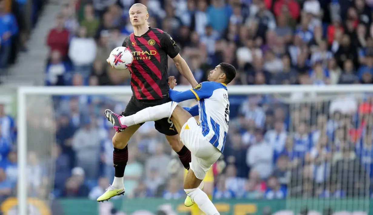 Pemain Manchester City, Erling Haaland, juga tampak kesulitan menembus pertahanan Brighton and Hove Albion pada laga Liga Inggris di Stadion AMEX, Rabu (24/5/2023). Kedua tim bermain imbang 1-1. (AP Photo/Kirsty Wigglesworth)