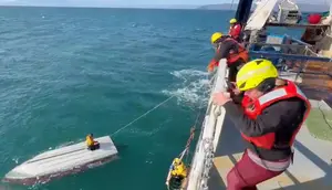 Remaja Ditemukan Terombang-ambing di Atas Perahu Terbalik di Perairan Alaska