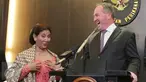 Menteri Pertanian dan Sumber Daya Air Australia, Hon Barnaby Joyce saat mengunjungi Menteri Kelautan dan Perikanan Susi, Jakarta, Rabu (7/10/2015). Indonesia dan Australia sepakat memberantas praktik illegal fishing.(Liputan6.com/Angga Yuniar)