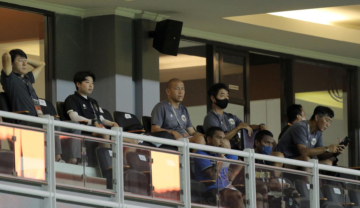 Tidak ada perbincangan khusus antara STY dan asistennya saat jalannya pertandingan. Mereka hanya duduk santai sambil menyaksikan laga yang dimenangi oleh Vietnam dengan skor 4-1. (Bola.com/Ikhwan Yanuar)