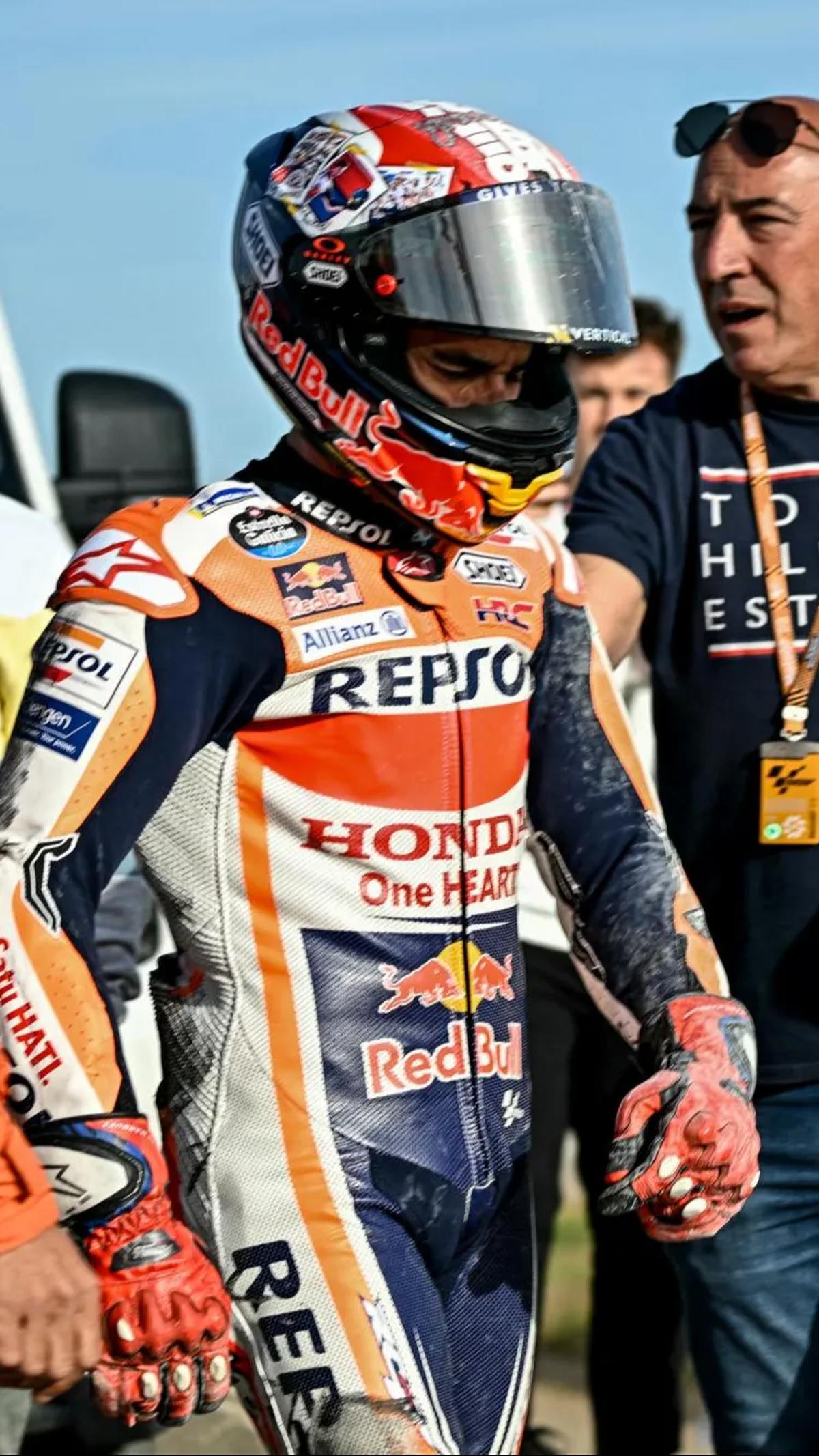 Tampak wajah Marc Marquez yang kecewa setelah dirinya terjatuh.