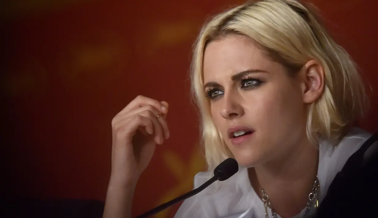 Dilansir dari Aceshowbiz (17/8/16), Kristen Stewart mengaku jika hubungan asmara nya dengan Robert Pattinson begitu memuakan. Ia menjadi pemurung, banyak masalah dan sering di kejar paparazi. (AFP/Bintang.com)