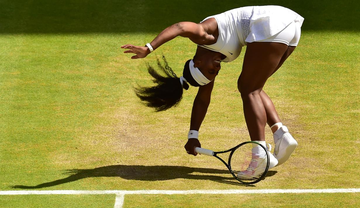 Serena Williams sempat kerepotan saat menghadapi Garbine Muguruza di final Wimbledon 2015. (AP Photo/Dominic Lipinski)