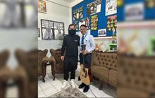 Potret Alan Walker Datang Menemui Guru dan Siswa yang Viral di Medan