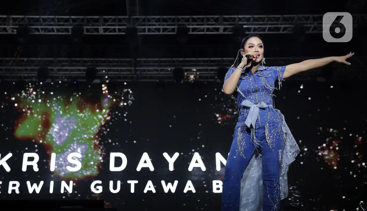 Diiringi oleh Erwin Gutawa Band penyanyi yang akrab disapa KD ini membawakan lagu-lagu populernya. (Kapanlagi.com/Bambang Ekoros Purnama)