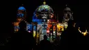 Sejumlah wisatawan menikmati bangunan Katedral Berlin yang dihiasi cahaya saat Festival Cahaya di Berlin, Jerman (15/10). Festival ini merupakan event tahunan yang diadakan setiap bulan Oktober. (AFP Photo/John Macdougall)