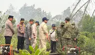 Momen Prabowo Tanpa Masker Terobos Kabut Asap Kebakaran Hutan Kalbar