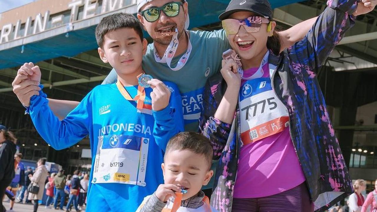 Tidak hanya Raffi Ahmad dan Nagita Slavina, Rafathar dan Rayyanza juga ikut serta dalam ajang olahraga tersebut, dengan bangga memamerkan nomor dada mereka saat foto bersama.<br><br>