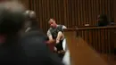 Atlet lari difabel Afrika Selatan, Oscar Pistorius saat menjalani sidang ketiga kasus pembunuhan di Pretoria , Afrika Selatan 15 Juni 2016. Oscar Pistorius pernah meraih medali emas Paralimpiade. (REUTERS / Alon Skuy)