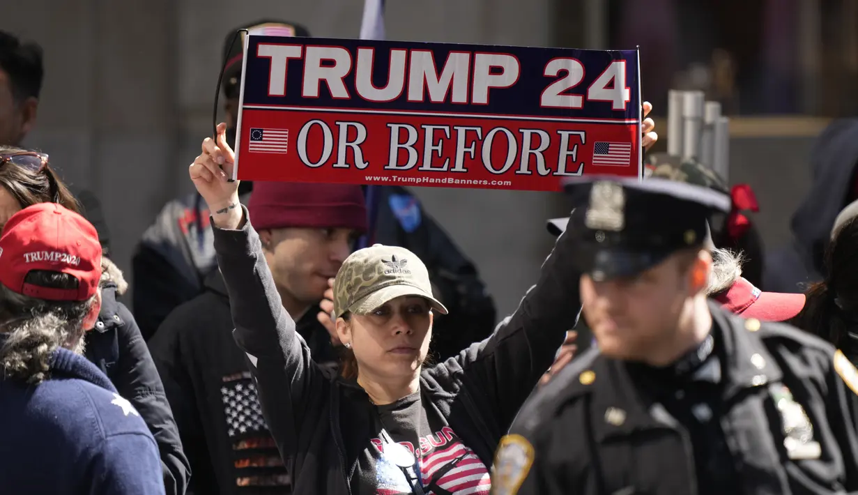 <p>Merespons kedatangan Trump, polisi di Kota New York bersiaga tinggi. (AP Photo/Bryan Woolston)</p>