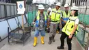 Menteri Koordinator Bidang Perekonomian Darmin Nasution memantau pembangunan proyek MRT Jakarta fase I di Senayan, Jakarta, Senin (11/6). Menurut dia, stasiun tersebut didesain dengan sangat baik dan modern. (Liputan6.cpm/Angga Yuniar)