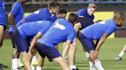 Gelandang Barcelona, Frenkie de Jong (atas kanan) melakukan pemanasan selama sesi latihan di Stadion Atletik Kota Machida di Tokyo (22/7/2019). Barcelona akan bertanding melawan Chelsea pada laga pramusim di ajang trofeo Rakuten Cup 2019 di Stadion Saitama. (AP Photo/Eugene Hoshiko)