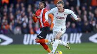 Pemain Manchester United, Rasmus Hojlund, berusaha melewati pemain Luton Town, Gabriel Osho, dalam duel pekan ke-25 Premier League di Kenilworth Road, Minggu (18/2/2024). (AP Photo/Ian Walton)