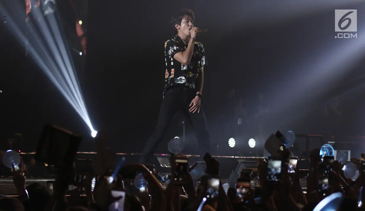 Penampilan vokalis pop rock asal Korea Selatan, CNBLUE Jung Yong Hwa saat konser bertajuk Between Us di Indonesia Convention Exhibition (ICE) BSD, Tangerang Selatan, Sabtu (15/7). (Liputan6.com/Herman Zakharia)
