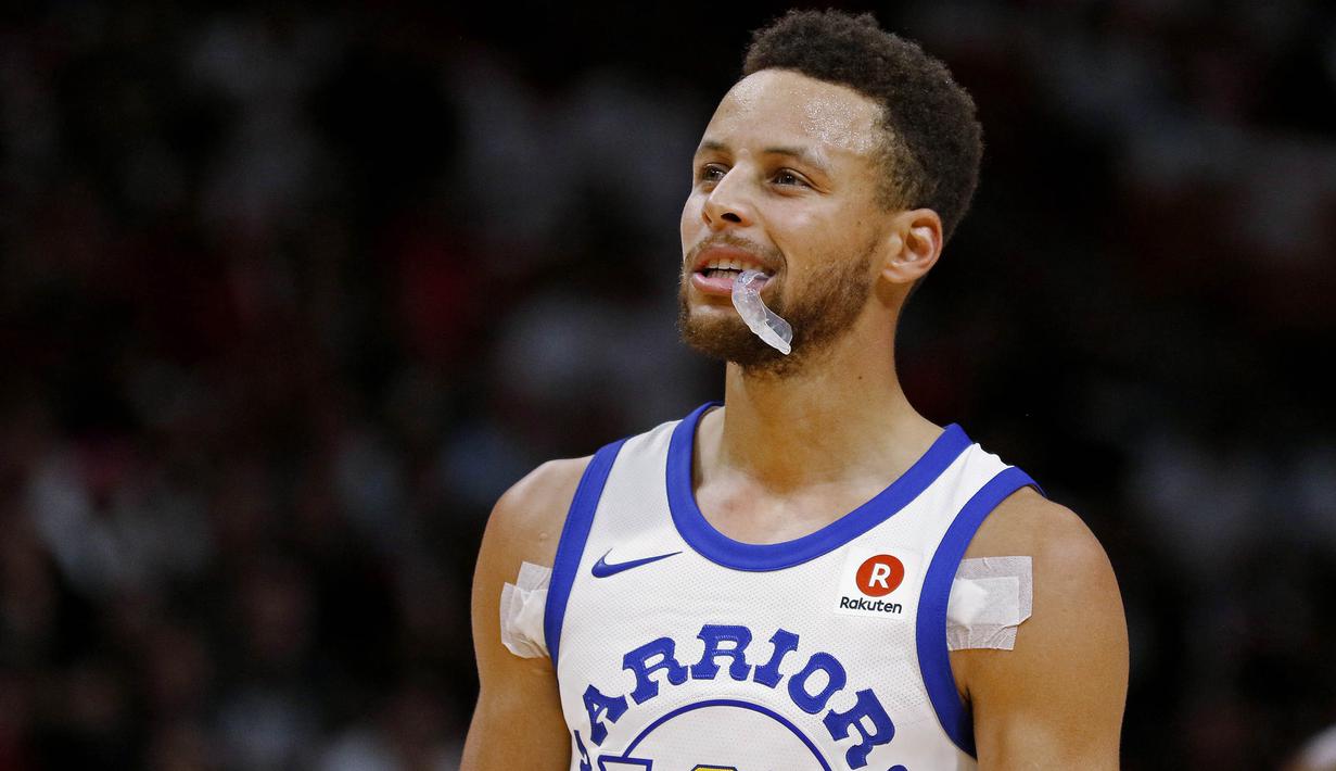 Pebasket Golden State Warriors, Stephen Curry, saat pertandingan melawan Miami Heat pada laga NBA di American Airlines Arena, Miami, Senin (4/12/2017). Warriors menang 123-95 atas Heat. (AP/Joe Skipper)