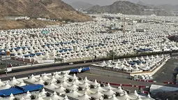 Deretan tenda yang akan digunakan jemaah haji untuk menginap tersebut telah memutihkan kawasan Mina. (Aaref WATAD/AFP)