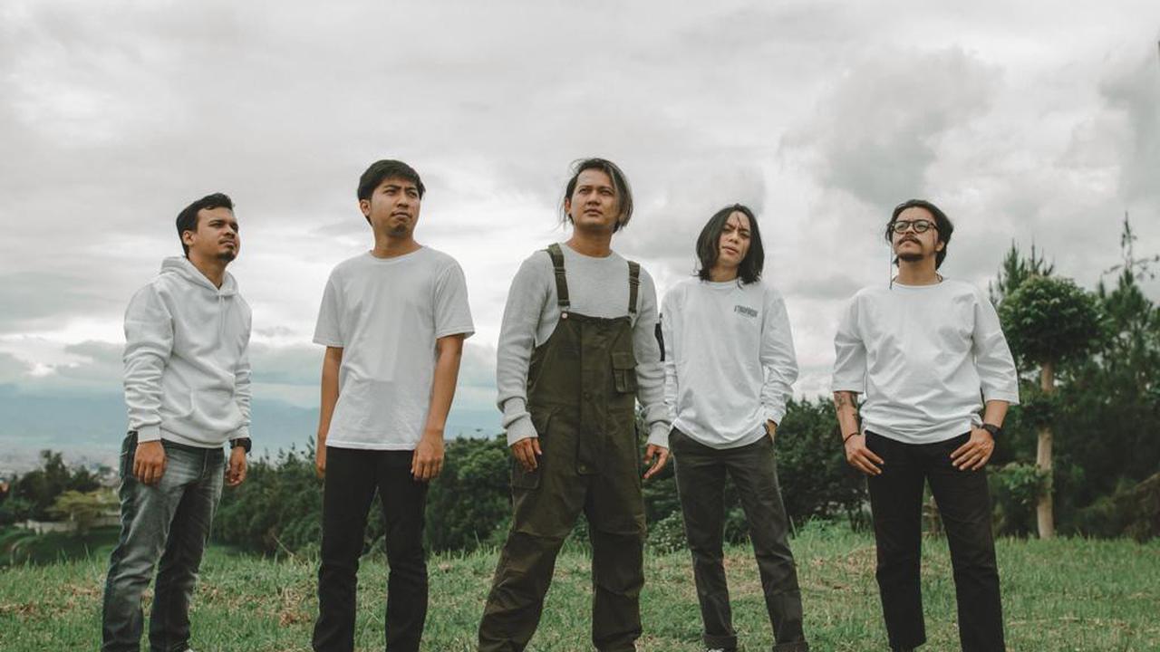 Kerabat kerja mengawali karier sebagai band pengiring penyanyi Fiersa Besari (ist)