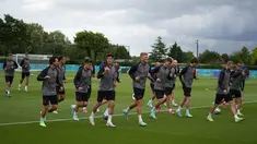 Para pemain Denmark melakukan pemanasan untuk sesi latihan tim di tempat latihan Tottenham Hotspur di London, Selasa (6/7/2021). Denmark akan bertanding melawan Inggris pada babak semifinal Euro 2020 di Stadion Wembley, Inggris. (AP Photo/Thanassis Stavrakis)