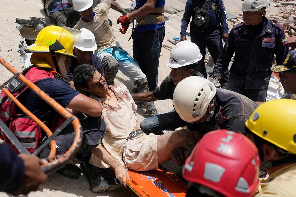 FOTO: Penyelamatan Dramatis Korban Selamat Setelah Dua Hari Tertimbun Gempa Venezuela