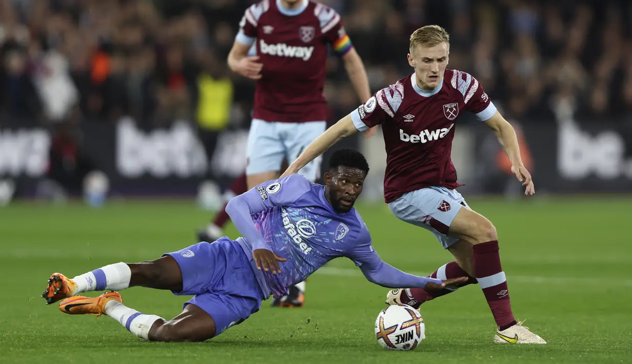 Gelandang Bournemouth Jefferson Lerma berebut bola dengan gelandang West Ham United Flynn Downes pada pekan ke-13 ajang Premier League di Stadion Olimpiade London, Selasa (25/10/2022) dini hari WIB. - West Ham United meroket ke 10 besar klasemen Liga Inggris musim 2022-2023 seusai menang atas Bournemouth. (AP Photo/Ian Walton)