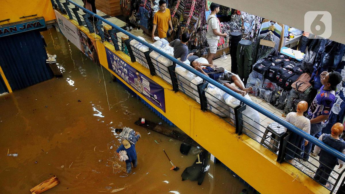 Banjir Rendam Lantai Satu Pasar Cipulir, Aktivitas Perdagangan Terganggu