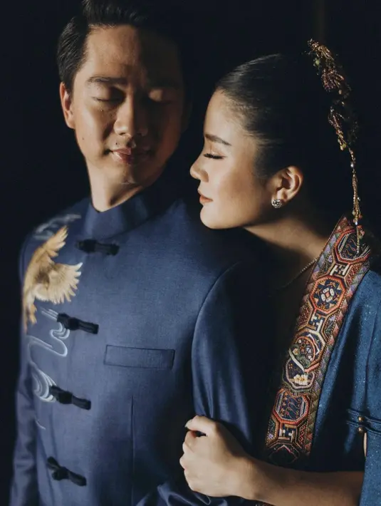 Mana potret Valencia dan Kevin yang jadi favoritmu saat mengenakan cheongsam di acara resepsi pernikahan mereka? Foto: Instagram.