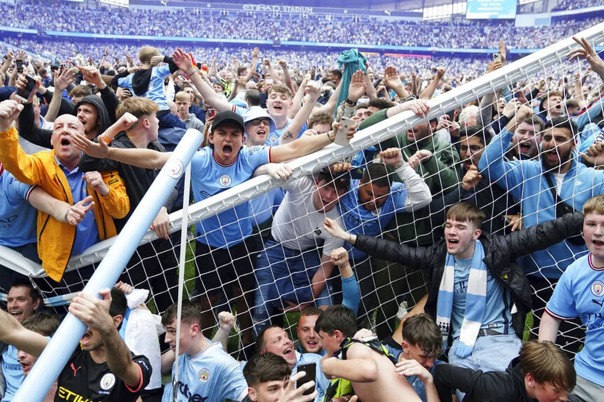 Foto: Larut Dalam Kebahagiaan, Suporter Manchester City Rusak Gawang di Stadion Etihad