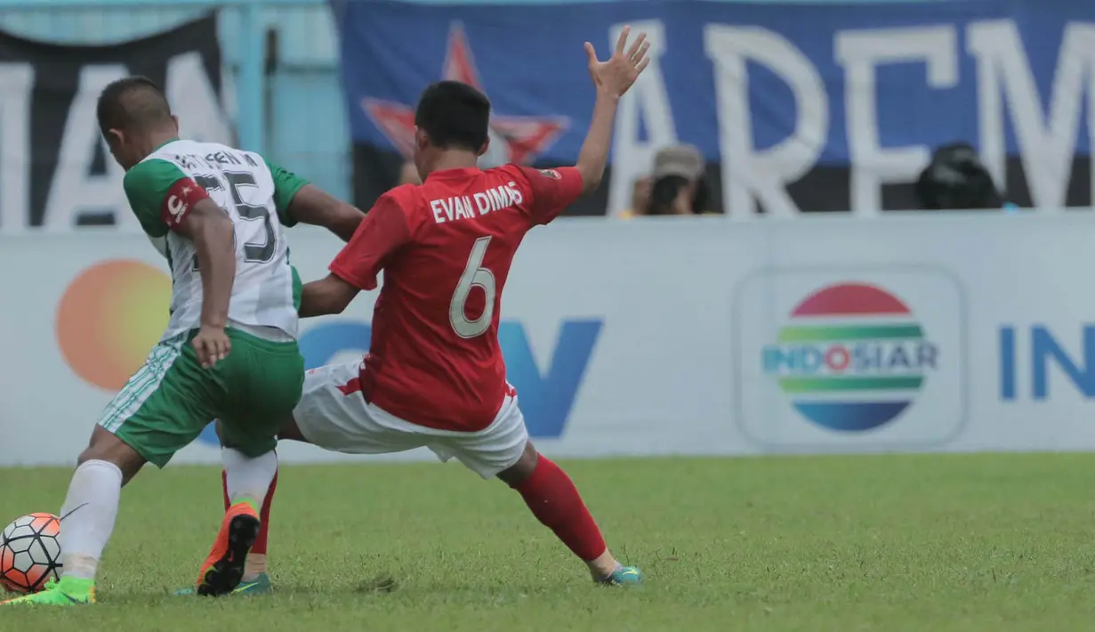 Gelandang Bhayangkara FC, Evan Dimas, menahan laju gelandang PS TNI, Manahati Lestusen, pada laga Piala Presiden 2017 di Stadion Kanjuruhan, Malang, Sabtu (11/7/2017). Bhayangkara FC menang 2-1 atas PS TNI.(Bola.com/Reza Bachtiar)