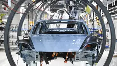 Rangka mobil listrik Porsche Taycan saat proses perakitan di pabrik perusahaan Porsche AG di Stuttgart, Jerman, Rabu (4/3/2020). Porsche Taycan merupakan mobil bertenaga listrik pertama  dari pembuat mobil mewah Jerman, Porsche AG. (AFP Photo/Thomas Kienzie)