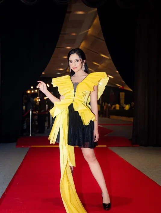 <p>Siapa takut menggunakan warna kuning jika bisa terlihat menawan seperti Lyodra di sini? Mini dress ini memiliki detail bahu kupu-kupu dengan satu sisi yang memanjang hingga ke lantai. Foto: Instagram.</p>
