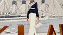 Tampil elegan ala Inara Rusli dengan padu padan loose dress putih, cardigan rajut, dan hijab bermotif. [Instagram/mommy_starla]