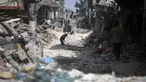 Warga Palestina mengunjungi rumah mereka yang hancur setelah pasukan Israel meninggalkan Khan Younis, Jalur Gaza, Rabu, 6 Maret 2024. (AP Photo/Mohammed Dahman)