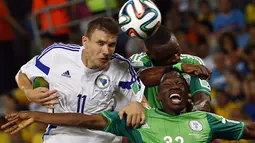 Penyerang Bosnia, Edin Dzeko (kiri) berebut bola dengan dua pemain Ghana (Kenneth Omeruo dan Shola Ameobi) saat berlaga di penyisihan Piala Dunia 2014 Grup F di Stadion Pantanal, Cuiaba, Brasil, (22/6/2014). (REUTERS/Eric Gaillard)