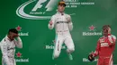 Pembalap Mercedes Nico Rosberg merayakan kemenangannya dengan melompat di podium setelah balapan F1 Grand Prix Italia, di Monza, Italia Minggu (04/9). Pada balapan ini Lewis Hamilton finis di urutan kedua, disusul Sebastian Vettel. (Reuters/Max Rossi)
