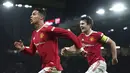 Penyerang Manchester United, Cristiano Ronaldo berselebrasi usai mencetak gol ke gawang Atalanta pada pertandingan lanjutan Grup F Liga Champions di Old Trafford, Inggris, Kamis (21/10/2021). MU menang tipis atas Atalanta 3-2. (Martin Rickett/PA melalui AP)