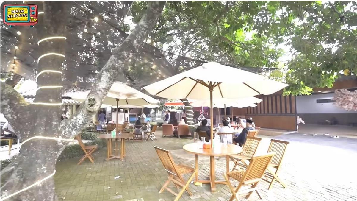 6 Potret Halaman Rumah Mandra yang Luas, Ada Warung Makan Betawi Autentik