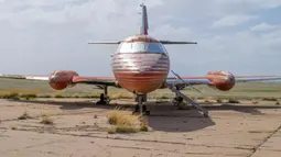 Tampilan jet pribadi yang pernah dimiliki oleh Elvis Presley yang berada di landasan pacu di New Mexico, AS. Kondisi pesawat berwarna merah tersebut tidak memiliki mesin dan membutuhkan restorasi pada kokpitnya. (Foto: Courtesy GWS Auctions)