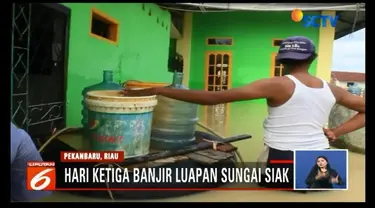 Hari ketiga banjir di Pekanbaru, Riau, warga Perumahan Witayu, Kecamatan Rumbai, masih bertahan di rumah. Meski demikian, mereka mulai kekurangan air bersih.